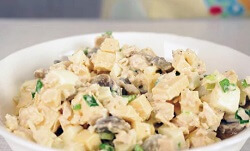salat kurica griby